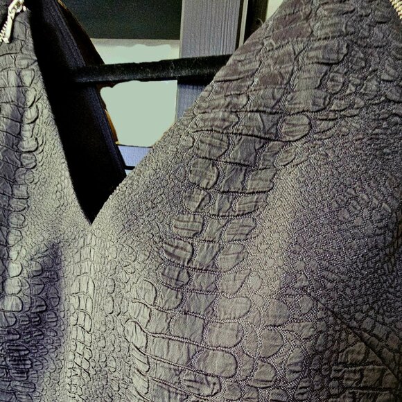 Trouve Sleeveless V-neck textured blouse top L - Picture 4 of 4